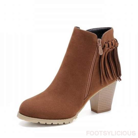 Brown ankle boot with fringes  